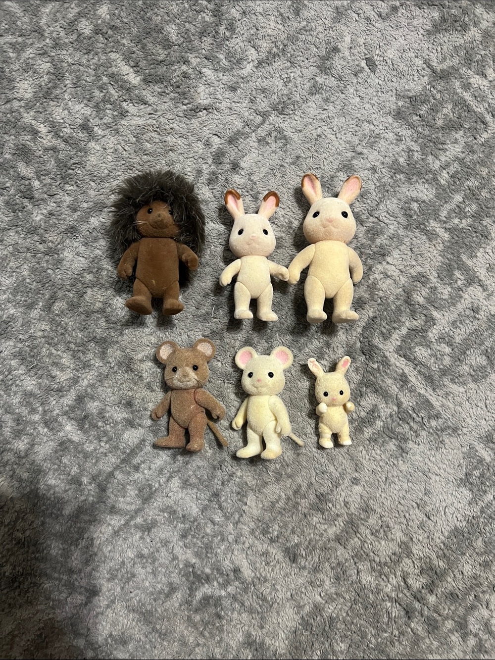 6 Sylvanian Family Calico Critters, bunnies, mouse & hedgehog. - Picture 2 of 12